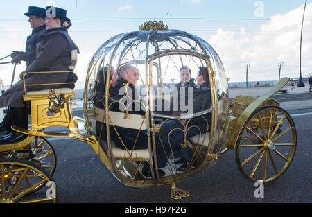 Streng Come Dancing Richter Len Goodman (links), Darcey Bussell (verdeckt), Craig Revel Horwood (zweiter von rechts) und Bruno Tonioli (rechts) in einem Glas-Wagen im Tower Ballroom, Blackpool, vor diesem Wochenende Show kommen. Stockfoto