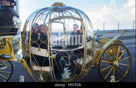 Streng Come Dancing Richter Len Goodman (links), Darcey Bussell (verdeckt), Craig Revel Horwood (zweiter von rechts) und Bruno Tonioli (rechts) in einem Glas-Wagen im Tower Ballroom, Blackpool, vor diesem Wochenende Show kommen. Stockfoto