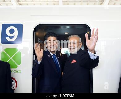 Der indische Premierminister Narendra Modi und der japanische Premierminister Shinzo Abe, links, Welle, als sie an Bord die Shinkansen Bullet Zug von nach Kobe 12. November 2016 in Tokio, Japan. Stockfoto