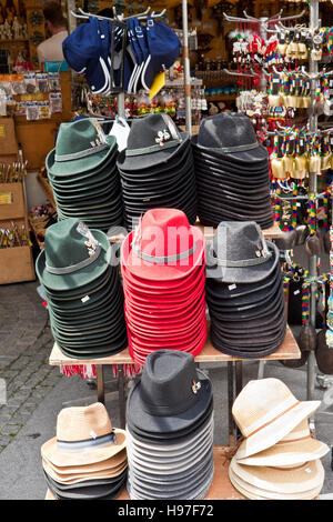 SALZBURG, Österreich - 3. Juli 2013: Österreichische Trachtenhüte für Verkauf in einem Outdoor-Souvenir-Shop im Zentrum von Salzburg. Stockfoto