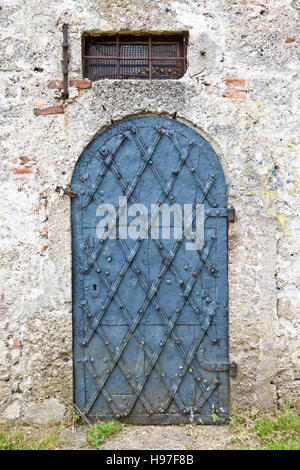 Alte Metall Tür Befestigung Gebäude in Salzburg Stockfoto