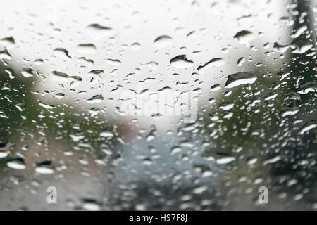 Regentropfen auf einem Glas nützlich als Hintergrund Stockfoto