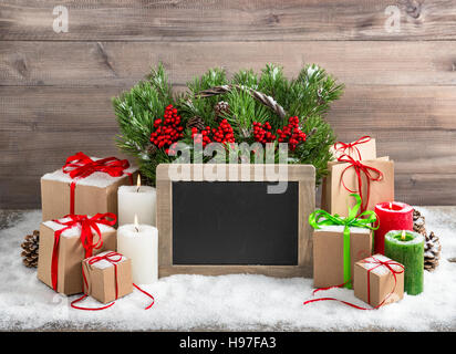 Brennende Kerzen und Geschenkboxen Weihnachts-Dekoration. Tafel für Ihren text Stockfoto