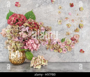 Hortensia-Blumen-Bouquet mit goldene Dekoration. Florale Komposition Stockfoto