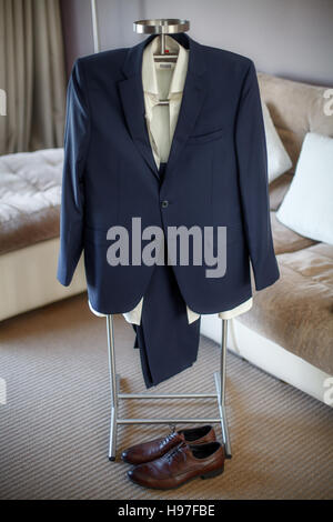 Hochzeit Anzug, Hemd, Hose, Schuhe des Bräutigams Kleiderbügel hängen Stockfoto