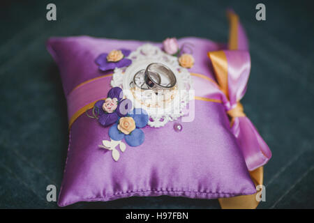 Trauringe auf lila Kissen, selektiven Fokus Stockfoto