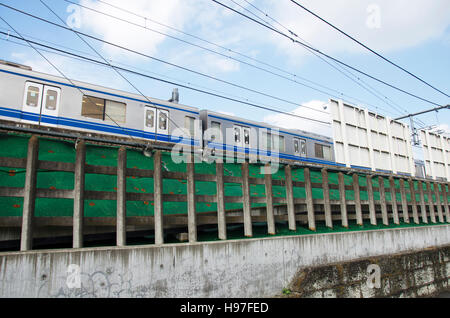 Zug vom Bahnhof Ikebukuro gehen zum u-Bahnhof Shin Okubo in Shinjuku-Stadt der Kanto-Region in Tokio, Japan Stockfoto