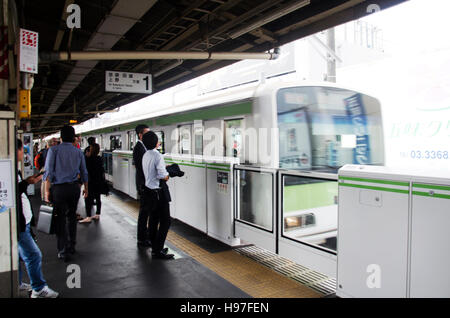 Japanische Leute und Fremde Reisende warten, Zug und u-Bahn am Bahnhof Ikebukuro in Shinjuku-Stadt der Kanto-Region am 19. Oktober 2016 in Tokio, J Stockfoto