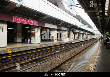 Japanische Leute und Fremde Reisende warten, Zug und u-Bahn am Bahnhof Ikebukuro in Shinjuku-Stadt der Kanto-Region am 19. Oktober 2016 in Tokio, J Stockfoto