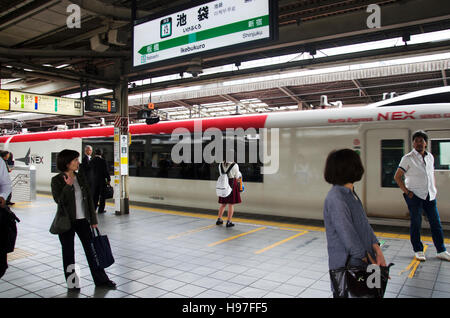 Japanische Leute und Fremde Reisende warten, Zug und u-Bahn am Bahnhof Ikebukuro in Shinjuku-Stadt der Kanto-Region am 19. Oktober 2016 in Tokio, J Stockfoto