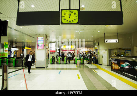 Japanische Leute und Fremde Reisende kaufen Ticket am Schalter und zu Fuß ein- und Ausfahrt Tor am Kawagoe-Station in Saitama am 19. Oktober 2016 Stockfoto