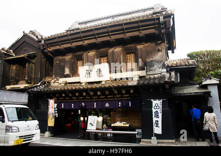 Japanische Leute und Fremde Reisende Wandern und shopping Souvenir im alten Stil Shop Kawagoe oder Kawagoe wenig Edo in der Stadt am 19. Oktober 2016 in Stockfoto