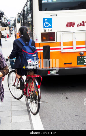 Japanischer Student Mädchen Reiten Fahrrad wieder nach Hause gehen nach dem fertigen Unterricht auf der Straße bei Kawagoe oder Kawagoe wenig Edo in Stadt von Kanto am 19. Oktober, 20 Stockfoto