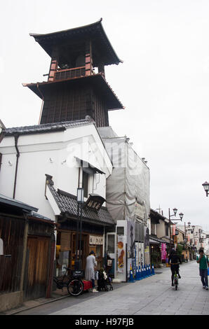 Befahrenen Straße mit japanischen Menschen und fremden Reisenden Wandern und Reisen in Kawagoe oder Kawagoe wenig Edo in Stadt der Kanto-Region am 19. Oktober, 20 Stockfoto