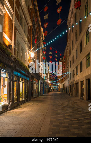 LONDON - 19. November 2016: Weihnachtsbeleuchtung auf der Carnaby Street, London UK. Stockfoto