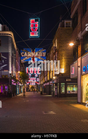 LONDON - 19. November 2016: Weihnachtsbeleuchtung in der Carnaby Street in London Stockfoto