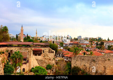 Dächer, römischen Mauern und Minaretten in der historischen Altstadt von Antalya, bekannt als Kaleici. Stockfoto