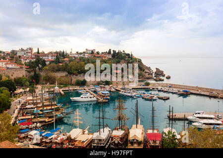 Kleine Marina in der historischen Altstadt von Antalya, bekannt als Kaleici. Stockfoto