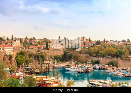 Kleine Marina in der historischen Altstadt von Antalya, bekannt als Kaleici. Stockfoto