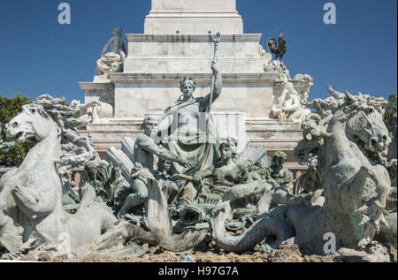 Bronze Skulpturen um die Säule des Girondins in die Place des Quinconces in Bordeaux Trance Stockfoto