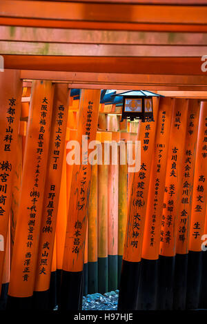 Detail von der Promenade in Fushimi Inari-Schrein in Kyōto, Japan Stockfoto