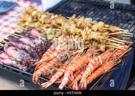 Suppen - Seitenansicht gegrillte Sepia, Garnelen und Huhn Schaschlik vom Grill Stockfoto