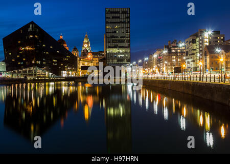 Der Mann-Insel-Komplex spiegelt sich in das Wasser des Canning Dock in Liverpool während der Dämmerung. Stockfoto