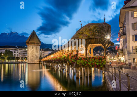 Historischen Kapellbrücke, ein Wahrzeichen der Stadt Luzern am Vierwaldstättersee in der Zentralschweiz. Stockfoto