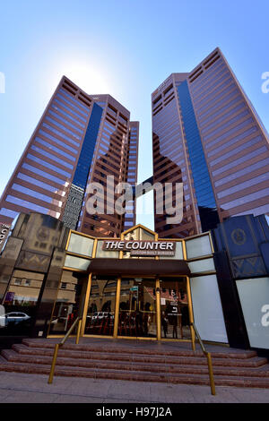 Die Zähler-Build-It-Yourself Burger-Kette mit Hochhaus Büros hinter Innenstadt von Phoenix, Arizona, USA Stockfoto