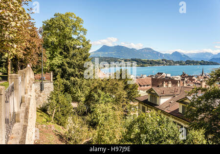 Blick von der Musegg-Mauer über die Stadt Luzerne in Richtung Vierwaldstättersee, Schweiz Stockfoto