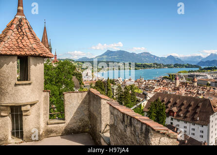Blick von der Musegg-Mauer über die Stadt Luzerne in Richtung Vierwaldstättersee, Schweiz Stockfoto