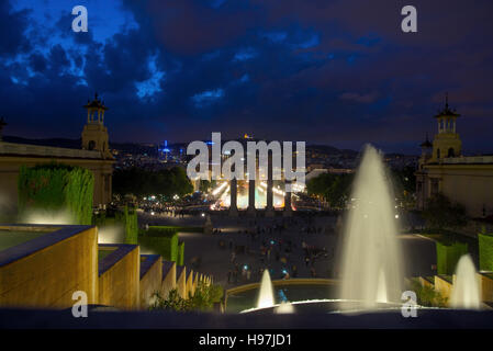 Magischen Brunnen von Montjuic nachts mit Licht-Show. Plaça d ' Espanya, Barcelona, Spanien. Stockfoto