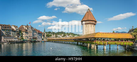 Panorama der historischen Kapellbrücke, ein Wahrzeichen der Stadt Luzern am Vierwaldstättersee in der Zentralschweiz Stockfoto