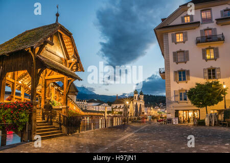 Historischen Kapellbrücke, ein Wahrzeichen der Stadt Luzern am Vierwaldstättersee in der Zentralschweiz. Stockfoto