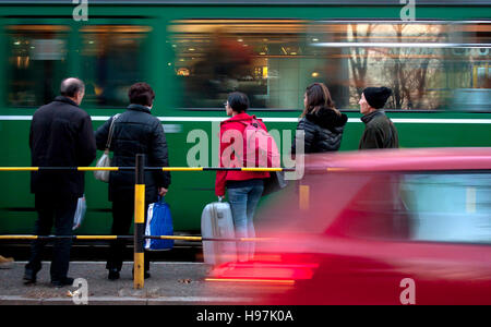 Belgrad, Serbien - 18. November 2016: Straßenbahn eine Straßenbahnhaltestelle und wartenden an Bord angekommen, Bewegungsunschärfe Stockfoto