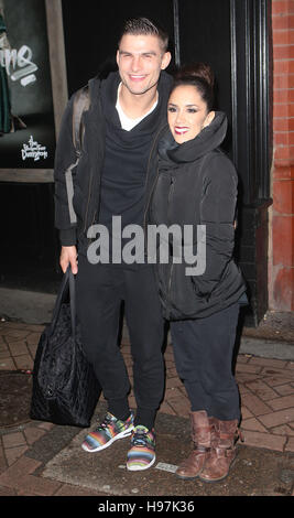 Streng verlässt Come Dancing Tänzerin Janette Manrara (rechts) der Tower Ballroom Blackpool. Stockfoto