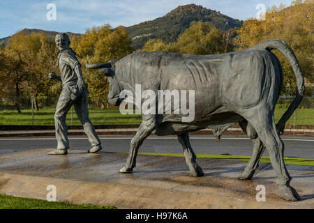 Denkmal für den Betrieb des Bullen, Ampuero, Kantabrien, Spanien, Europa Stockfoto