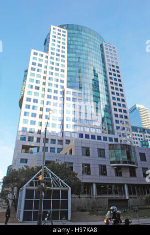 Eine hoch moderne Hochhaus in der Innenstadt von Toronto an einem sonnigen Tag unter blauem Himmel. Stockfoto