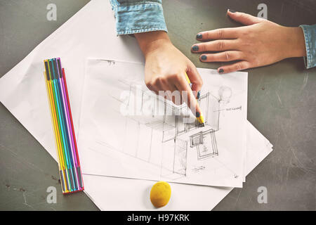 Draufsicht der Architekten Frau skizzieren in ihrem Büro Stockfoto