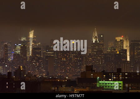 NYC unter einer nebligen Nacht Stockfoto