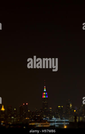 Das Empire State Building leuchtet mit Stolz Stockfoto