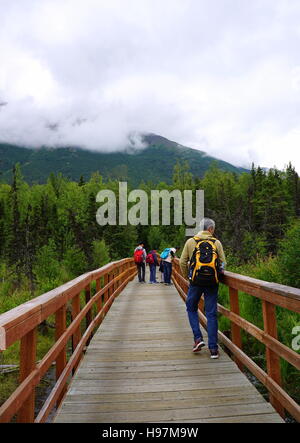 Wanderer zu Fuß auf der Promenade an der Eagle River Nature Center (Albert Loop Trail), Alaska Stockfoto