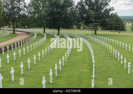 Reihen von Grabsteinen auf dem Cambridge American Cemetery in der Nähe von Cambridge, wo fast 4000 amerikanischen Soldaten begraben sind. Stockfoto