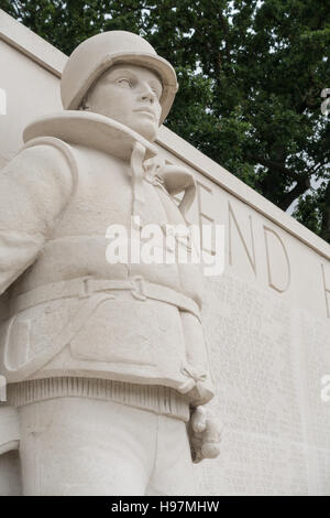 Statue auf dem Cambridge American Cemetery in der Nähe von Cambridge, wo fast 4000 amerikanischen Soldaten begraben sind. Stockfoto