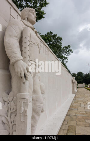 Reihen von Grabsteinen auf dem Cambridge American Cemetery in der Nähe von Cambridge, wo fast 4000 amerikanischen Soldaten begraben sind. Stockfoto