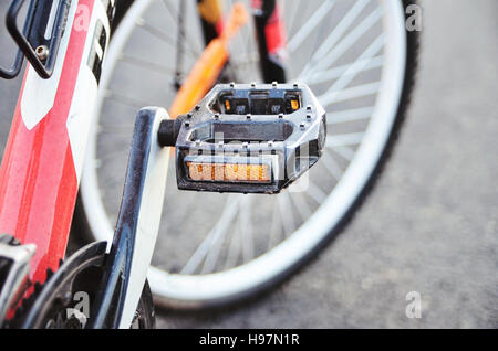 Eine Nahaufnahme Foto voller Flecken und schmutzig Fahrrad Pedal Stockfoto