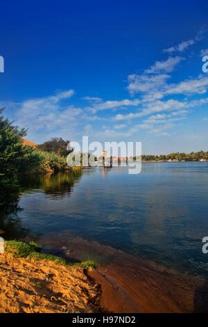 Aswan von der Westbank des Flusses. Stockfoto