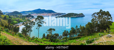 Sommer Lekeitio Stadt Küste und San Nicolas Insel (Isla de San Nicolas), Biskaya, Spanien. Alle Menschen sind nicht erkannt. Stockfoto