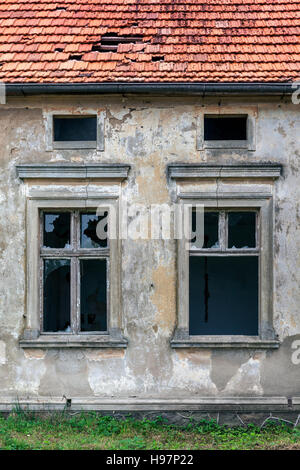 Alte Fenster in zerstörten Wand eines alten Herrenhauses Stockfoto