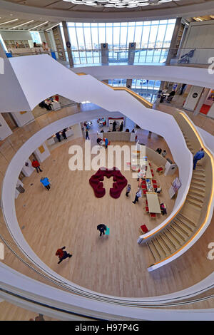 South Shields super neue Bibliothek das Wort Zentraltreppe Stockfoto